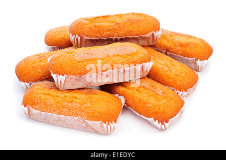 Primo piano di una pila di magdalenas largas tipica spagnola plain muffin, su sfondo bianco Foto Stock