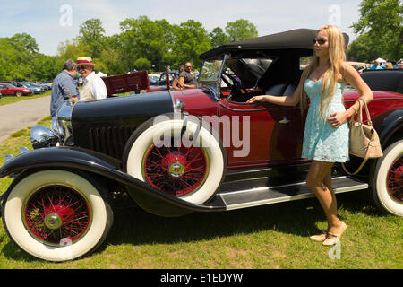 Old Westbury, New York, Stati Uniti d'America. Dal 01 Giugno, 2014. Visitatore AGNES PIETRYKA, di Brooklyn, pone da un rosso 1927 La Salle 303 Roadster, di proprietà di John Micciche, che è una voce a mobili di antiquariato e collezionismo Auto Show tenutosi il storici terreni della elegante Old Westbury Gardens di Long Island, e sponsorizzato da maggiore New York regione AACA Antique Automobile Club of America. Credito: Ann e Parry/Alamy Live News Foto Stock