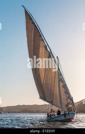 Faluka barca a vela vela sul fiume Nilo, Aswan, Egitto Foto Stock