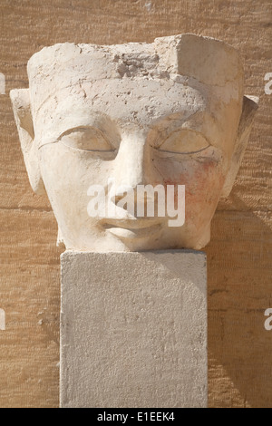 Antica statua al Tempio della Regina Hatshepsut a Deir el-Bahari, Egitto Foto Stock