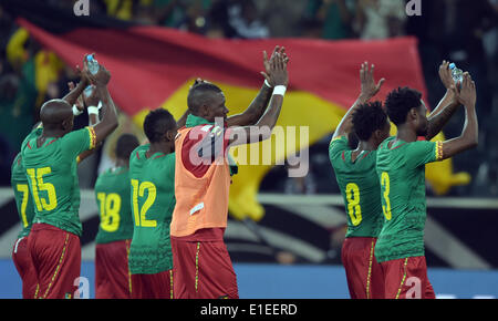 Moenchengladbach, Germania. Dal 01 Giugno, 2014. In Camerun allietare i giocatori dopo il cordiale partita di calcio tra la Germania e il Camerun presso il Borussia Park Stadium di Moenchengladbach, Germania, 01 giugno 2014. Foto: Federico Gambarini/dpa/Alamy Live News Foto Stock