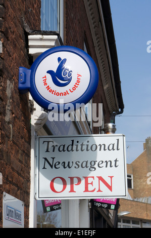 Indicazioni per un tradizionale aperto il giornalaio e la Lotteria nazionale su un negozio di fronte. Foto Stock