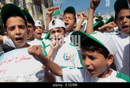 La città di Gaza, Striscia di Gaza, Territori palestinesi. 2 Giugno, 2014. Bambini palestinesi prendere parte un rally per mostrare solidarietà con i prigionieri palestinesi detenuti nelle prigioni israeliane, davanti all ufficio della Croce Rossa a Gaza City Giugno 2, 2014. Alcuni 120 palestinesi incarcerati senza processo in Israele sono stati su un sciopero della fame a tempo indeterminato, nutrendosi solo di sale e di acqua potabile, a partire dal mese di aprile 24 per porre fine a cosiddetti ''detenzione amministrativa © Ashraf Amra/immagini APA/ZUMAPRESS.com/Alamy Live News Foto Stock