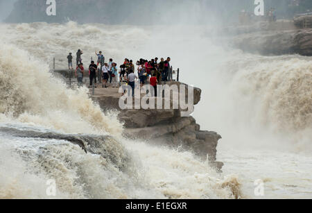 (140602) --YICHUAN, Giugno 2, 2014 (Xinhua) -- Le persone si radunano per guardare la cascata di Hukou del Fiume Giallo nella contea di Yichuan, Cina nord-occidentale della provincia di Shaanxi, Giugno 2, 2014. (Xinhua/Liu Xiao) (yxb) Foto Stock