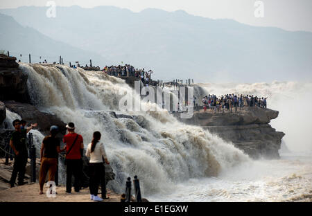 (140602) --YICHUAN, Giugno 2, 2014 (Xinhua) -- Le persone si radunano per guardare la cascata di Hukou del Fiume Giallo nella contea di Yichuan, Cina nord-occidentale della provincia di Shaanxi, Giugno 2, 2014. (Xinhua/Liu Xiao) (yxb) Foto Stock