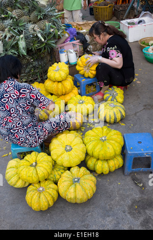 Pressione di stallo di zucca al mercato alimentare a Can Tho Vietnam Foto Stock