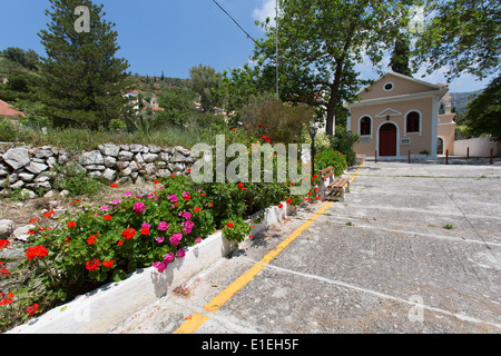 Villaggio di Assos, Cefalonia. Vista pittoresca della Madonna della chiesa di sabbia in Assos. Foto Stock