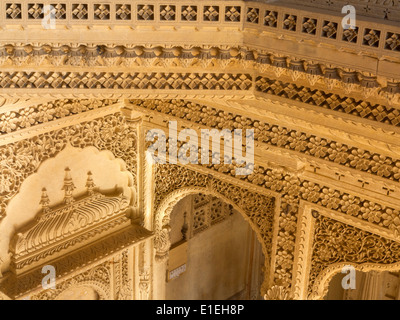 India Rajasthan, Jaisalmer, Lodurva, Amar Sagar tempio Jain interno, pietra intagliata decorazione dettaglio Foto Stock