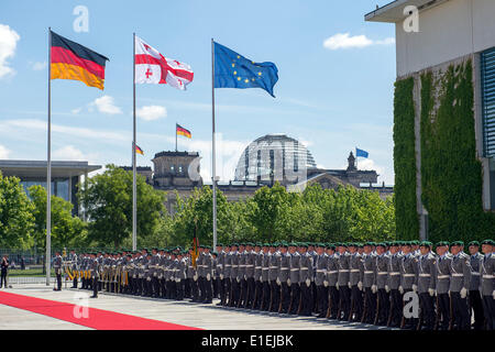 Berlino, Germania. Il 2 giugno 2014. Il cancelliere tedesco Angela Merkel dare accoglie con favore il primo ministro della Georgia, Irakli Garibashvili con gli onori militari nella cancelleria federale a Berlino. Credits: Gonçalo Silva/Alamy Live News Foto Stock