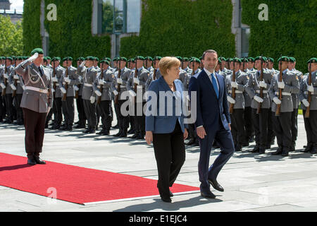 Berlino, Germania. Il 2 giugno 2014. Il cancelliere tedesco Angela Merkel dare accoglie con favore il primo ministro della Georgia, Irakli Garibashvili con gli onori militari nella cancelleria federale a Berlino. Credits: Gonçalo Silva/Alamy Live News Foto Stock