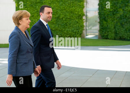 Berlino, Germania. Il 2 giugno 2014. Il cancelliere tedesco Angela Merkel dare accoglie con favore il primo ministro della Georgia, Irakli Garibashvili con gli onori militari nella cancelleria federale a Berlino. Credits: Gonçalo Silva/Alamy Live News Foto Stock