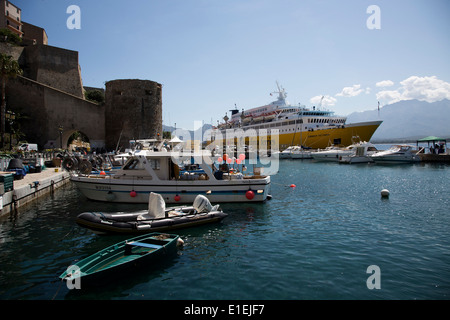 Un traghetto in attesa di vela nel porto di Calvi, in Corsica. Foto Stock