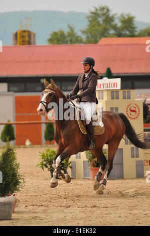 Bratislava-Zahorska Bystrica, Slovacchia. Il 1 giugno 2014. Zuzana Rodakova (SVK) scorre su una caletta I. Una tre giorni di torneo LICA RS del Team Grand Prix - Slovak show jumping cup è stato tenuto in Braitslava-Zahorska, Bystrica Slovacchia su 30.05.14-1.06.14. Credito: Dmitry Argunov/Alamy Live News Foto Stock