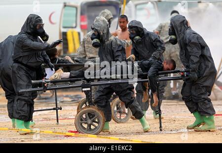 (140602) -- AMMAN, Giugno 2, 2014 (Xinhua) -- soldati provenienti da Giordania e gli Emirati Arabi Uniti prendere parte in un esercizio per far fronte a eventuali attacchi chimici in Zarqa, 30 km a est di Amman, Giordania, Giugno 2, 2014. (Xinhua/Mohammad Abu Ghosh) (zjy) Foto Stock