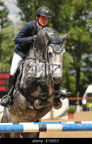 Bratislava-Zahorska Bystrica, Slovacchia. Il 1 giugno 2014. Zuzana Zelinkova (SVK) su Carambol. Una tre giorni di torneo LICA RS del Team Grand Prix - Slovak show jumping cup è stato tenuto in Braitslava-Zahorska, Bystrica Slovacchia su 30.05.14-1.06.14. Credito: Dmitry Argunov/Alamy Live News Foto Stock