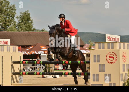 Bratislava-Zahorska Bystrica, Slovacchia. Il 1 giugno 2014. Jan Cigan Jr. (SVK) su Grancor. Una tre giorni di torneo LICA RS del Team Grand Prix - Slovak show jumping cup è stato tenuto in Braitslava-Zahorska, Bystrica Slovacchia su 30.05.14-1.06.14. Credito: Dmitry Argunov/Alamy Live News Foto Stock