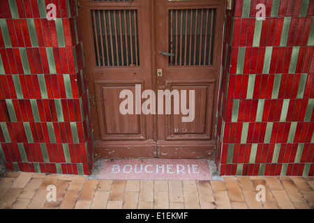 Un macellaio situato in una piccola strada laterale a Calenzana, Corsica. Foto Stock