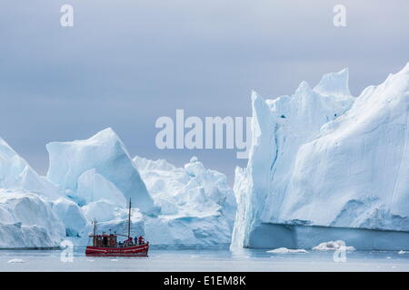 Un iceberg commerciale tour fra enormi iceberg partorito dal ghiacciaio Ilulissat, sito UNESCO, Ilulissat Foto Stock