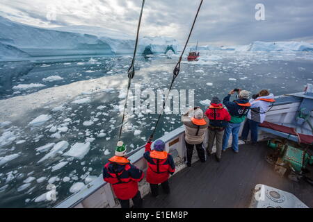 Un iceberg commerciale tour fra enormi iceberg partorito dal ghiacciaio Ilulissat, sito UNESCO, Ilulissat Foto Stock