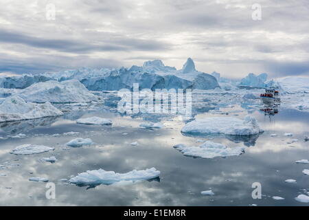 Un iceberg commerciale tour fra enormi iceberg partorito dal ghiacciaio Ilulissat, sito UNESCO, Ilulissat Foto Stock