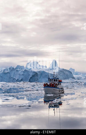 Un iceberg commerciale tour fra enormi iceberg partorito dal ghiacciaio Ilulissat, sito UNESCO, Ilulissat Foto Stock