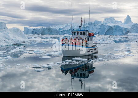 Un iceberg commerciale tour fra enormi iceberg partorito dal ghiacciaio Ilulissat, sito UNESCO, Ilulissat Foto Stock