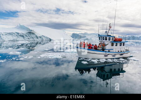 Un iceberg commerciale tour fra enormi iceberg partorito dal ghiacciaio Ilulissat, sito UNESCO, Ilulissat Foto Stock