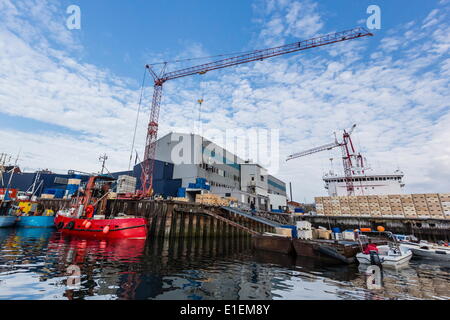 Commerciale di pesca e caccia alle balene linea di imbarcazioni trafficato porto interno nella città di Ilulissat, regioni polari Foto Stock