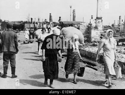 Testo di propaganda! Dalle notizie naziste che riportano sul retro della foto: 'Stalin ha dato l'ordine. Sì, il dittatore del paradiso sovietico promesso ordinò che la città industriale di Vitebsk fosse bruciata. I commissari l'hanno fatto bene. Ora migliaia di persone sono senza riparo e vagano per le strade distrutte senza cibo o scopo." Foto scattata al fronte orientale /Bielorussia il 01 agosto 1941. (Difetti di qualità dovuti alla copia storica dell'immagine) Fotoarchiv für Zeitgeschichtee - NESSUN SERVIZIO DI CABLAGGIO – Foto Stock