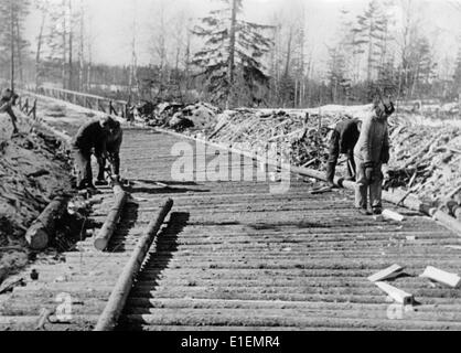 Testo di propaganda! Dalle notizie naziste che riportano sul retro della foto: 'Strade tortuose su strade fangose. Nei primi giorni del periodo di disgelo iniziale i nostri soldati dell'est costruirono nuove strade di corduroy su strade particolarmente fangose per garantire un approvvigionamento senza troubleinde delle unità morotizzate." Foto scattata sul fronte orientale il 16 aprile 1942. (Difetti di qualità dovuti alla copia storica dell'immagine) Fotoarchiv für Zeitgeschichtee - NESSUN SERVIZIO DI CABLAGGIO – Foto Stock