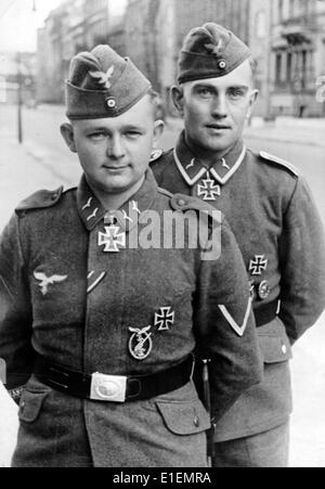 L'immagine della notizia nazista mostra due soldati antiaerei della Wehrmacht tedesca (forze armate) che indossano la Croce del Cavaliere della Croce di ferro nell'aprile 1942. La Croce del Cavaliere è stata premiata più di 7.000 volte. Fotoarchiv für Zeitgeschichtee -SENZA FILI- Foto Stock