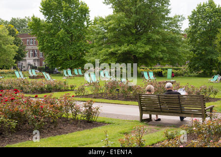 Regent's Park di Londra, Regno Unito. 2 Giugno 2014. I visitatori di Regent's Park sono trattate per un display a colori in Queen Mary's Rose Garden. Il giardino delle rose è Londra la più grande collezione di rose con circa 12.000 rose coltivate nei giardini. Credito: Patricia Phillips/Alamy Live News Foto Stock