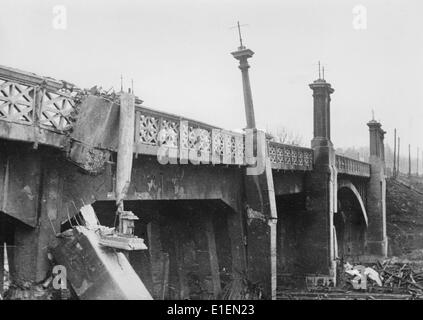 Testo di propaganda! Dalla notizia nazista che riporta sul retro del quadro: 'A Kharkov. Un ponte ferroviario solo incompletamente blastato dai sovietici." Foto dal fronte orientale/Ucraina, pubblicata il 28 ottobre 1943. (Difetti di qualità dovuti alla copia storica dell'immagine) Fotoarchiv für Zeitgeschichtee - NESSUN SERVIZIO DI CABLAGGIO – Foto Stock