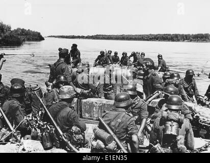 Testo di propaganda! Dalle notizie naziste che riportano sul retro dell'immagine: "Con barche d'assalto sul fiume Don". Foto dal fronte orientale/Russia, pubblicata il 08 agosto 1942. (Difetti di qualità dovuti alla copia storica dell'immagine) Fotoarchiv für Zeitgeschichtee - NESSUN SERVIZIO DI CABLAGGIO – Foto Stock