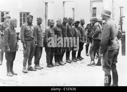 Testo di propaganda! Dalle notizie naziste che riportano sul retro del quadro: 'Combattere le bande. I banditi deviosi vengono allontanati per interrogarsi." Foto scattata al fronte orientale/Russia il 12 agosto 1943. (Difetti di qualità dovuti alla copia storica dell'immagine) Fotoarchiv für Zeitgeschichtee - NESSUN SERVIZIO DI CABLAGGIO – Foto Stock