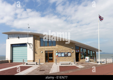 Morecambe RNLI scialuppa di salvataggio della stazione della baia di Morecambe LANCASHIRE REGNO UNITO Foto Stock