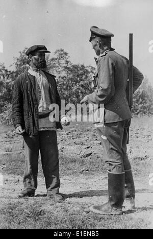 La foto di un comunicato stampa nazista mostra un soldato tedesco che parla con un residente nativo sul fronte orientale nel maggio 1942. Il testo di propaganda originale sul retro dell'immagine recita: "Durante una pausa Starosch, il sindaco (Starosta = più anziano), racconta ai soldati tedeschi il terribile momento prima dell'arrivo delle truppe tedesche e con loro ordine e lavoro onesto”. Fotoarchiv für Zeitgeschichtee - NESSUN SERVIZIO DI CABLAGGIO Foto Stock