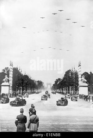 La foto della propaganda nazista mostra una parata militare francese il giorno della Bastiglia lungo gli Champs Elysee a Parigi, Francia, 14 luglio 1938. Fotoarchiv für Zeitgeschichtee - NESSUN SERVIZIO DI CABLAGGIO Foto Stock