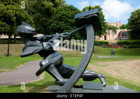 Una scultura di metallo nei giardini del Tempio Lincoln City Centre, Lincolnshire England Regno Unito Foto Stock