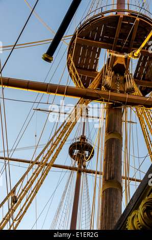 Funi e il montante sulla nave dei pirati di Genova Foto Stock