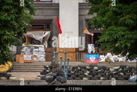 Luhansk, Ucraina. 2 Giugno 2014. Edificio amministrativo di Windows sono stati schiacciati da proiettili -- Luhansk amministrazione regionale edificio, un missile ha colpito il MiG-29, ucraina Air Force. In questo edificio separatisti mettere l'auto-governo proclamata la Repubblica popolare di Luhansk. Credito: Igor Golovnov/Alamy Live News Foto Stock