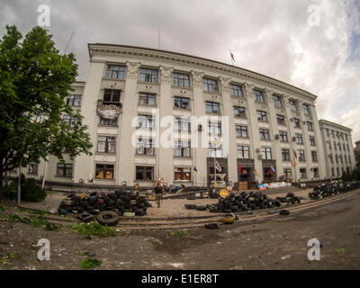 Luhansk, Ucraina. 2 Giugno 2014. Finestra che il razzo ha colpito -- Luhansk amministrazione regionale edificio, un missile ha colpito il MiG-29, ucraina Air Force. In questo edificio separatisti mettere l'auto-proclamato il governo popolare di credito: Igor Golovnov/Alamy Live News Foto Stock