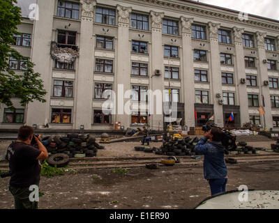 Luhansk, Ucraina. 2 Giugno 2014. Reporters Finestra di ripresa che il razzo ha colpito -- Luhansk amministrazione regionale edificio, un missile ha colpito il MiG-29, ucraina Air Force. In questo edificio separatisti mettere l'auto-governo proclamata la Repubblica popolare di Luhansk. Credito: Igor Golovnov/Alamy Live News Foto Stock