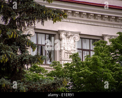 Luhansk, Ucraina. 2 Giugno 2014. Edificio amministrativo di Windows sono stati schiacciati da proiettili -- Luhansk amministrazione regionale edificio, un missile ha colpito il MiG-29, ucraina Air Force. In questo edificio separatisti mettere l'auto-governo proclamata la Repubblica popolare di Luhansk. Credito: Igor Golovnov/Alamy Live News Foto Stock