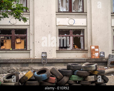 Luhansk, Ucraina. 2 Giugno 2014. Edificio amministrativo di Windows sono stati schiacciati da proiettili -- Luhansk amministrazione regionale edificio, un missile ha colpito il MiG-29, ucraina Air Force. In questo edificio separatisti mettere l'auto-governo proclamata la Repubblica popolare di Luhansk. Credito: Igor Golovnov/Alamy Live News Foto Stock