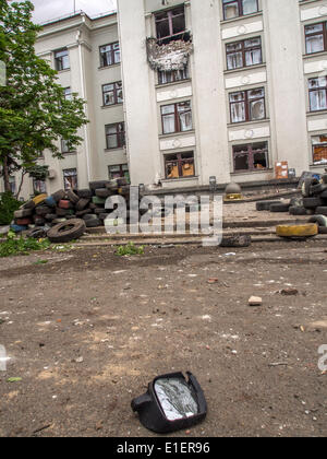 Luhansk, Ucraina. 2 Giugno 2014. Finestra che il razzo ha colpito -- Luhansk amministrazione regionale edificio, un missile ha colpito il MiG-29, ucraina Air Force. In questo edificio separatisti mettere l'auto-proclamato il governo popolare di credito: Igor Golovnov/Alamy Live News Foto Stock