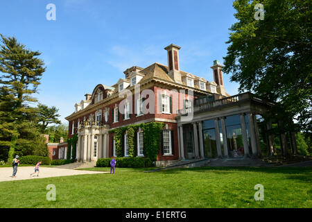 New York, Stati Uniti d'America. Il 1 giugno 2014. Old Westbury, New York, Stati Uniti - 1 giugno 2014 - i mobili di antiquariato e collezionismo Auto Show è tenuta su terreni storici di elegante Old Westbury Gardens in isola lungo la Gold Coast, ed è sponsorizzato dalla grande New York regione AACA Antique Automobile Club of America. Old Westbury Gardens, che include un palazzo e vasta tenuta, è elencato nel Registro Nazionale dei Luoghi Storici ed è l'ex casa di John S. Phipps famiglia. Credito: Ann e Parry/Alamy Live News Foto Stock