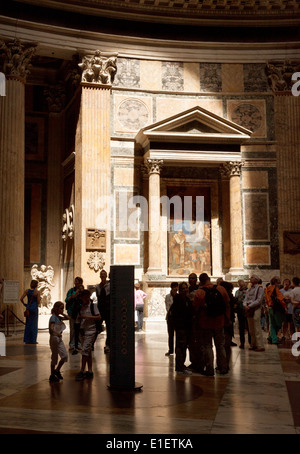 Di persone in interni, il Pantheon a Roma Italia Foto Stock