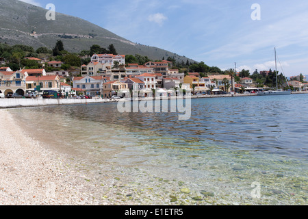 Villaggio di Agia Efimia, Cefalonia. Agia Efimia è la spiaggia di ciottoli con il lungomare di Taverna, in background. Foto Stock