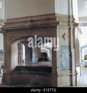 Il Plaza dos Viscondes de Maiorca a Maiorca, Portogallo, è un palazzo storico noto per le sue piastrelle portoghesi (azulejos) e la bellezza architettonica, significativo nel patrimonio culturale della regione. Foto Stock